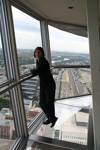 Betty auf dem Glasboden im Calgary Tower.jpg